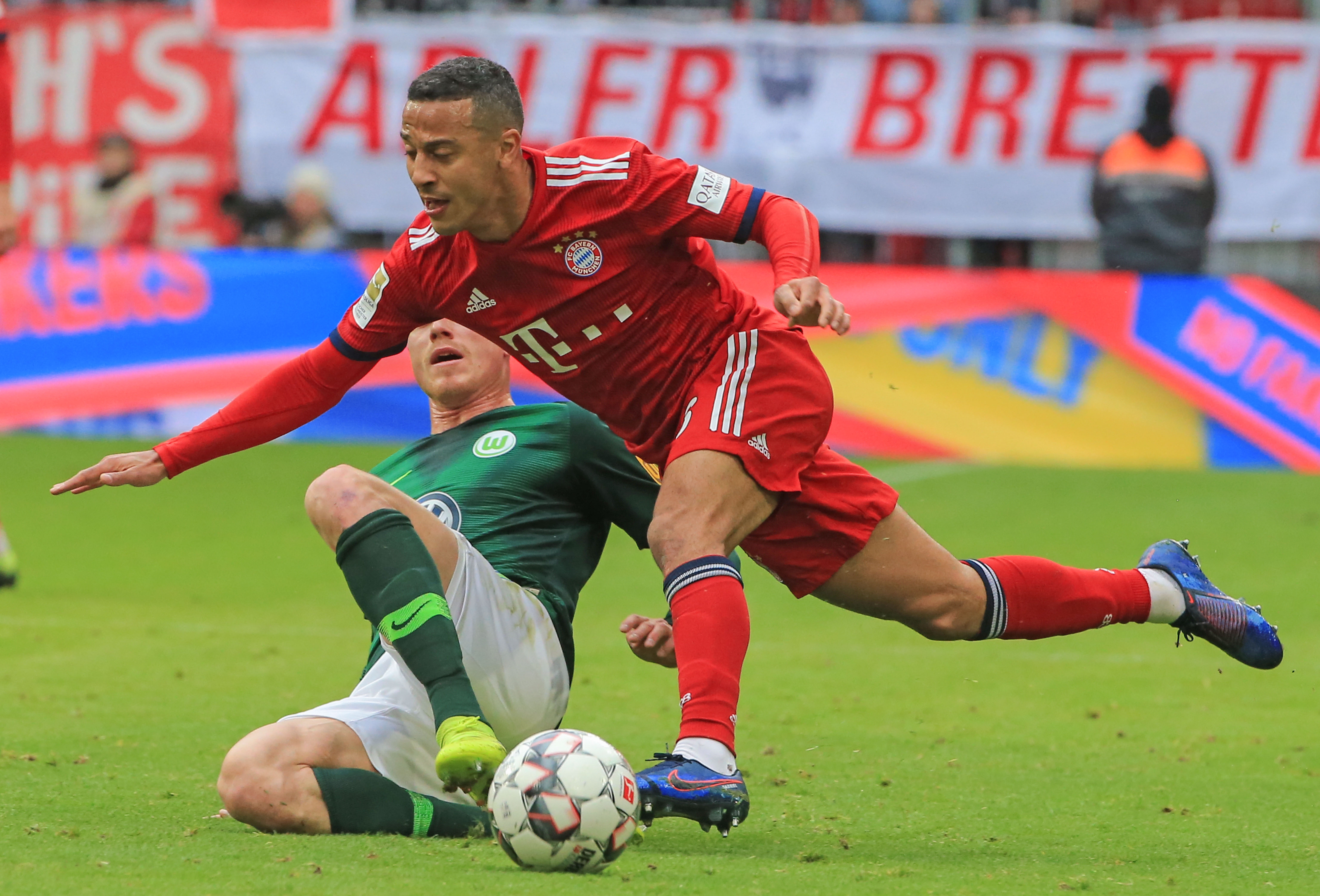 激烈的足球比赛中选手们展现出实力实力(激烈的足球比赛中选手们展现出实力实力的句子)